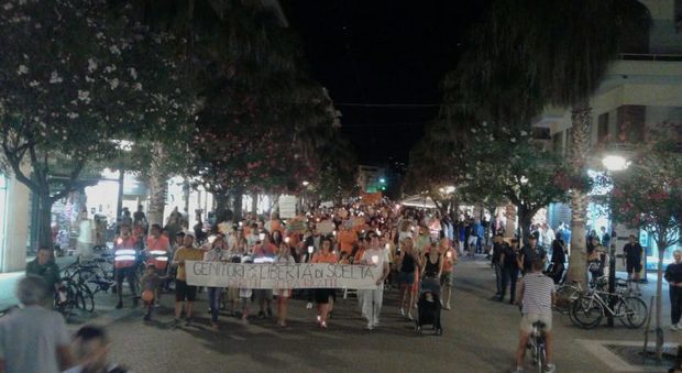 San Benedetto, fiaccolata e palloncini con 200 persone contro i vaccini
