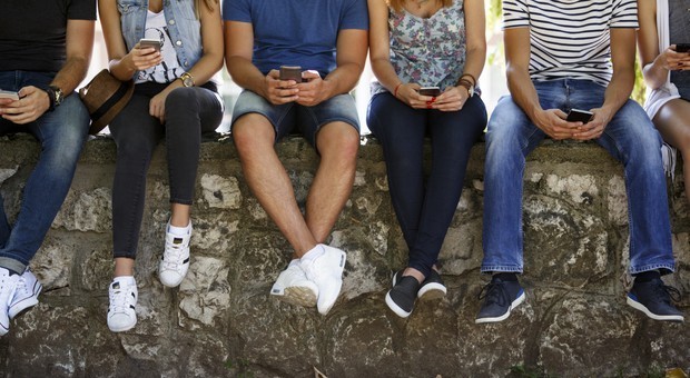 Gran Bretagna, il governo vuole limitare il tempo sui social per gli adolescenti