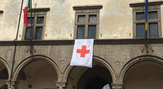 La bandiera della Croce rossa sul municipio di Viterbo
