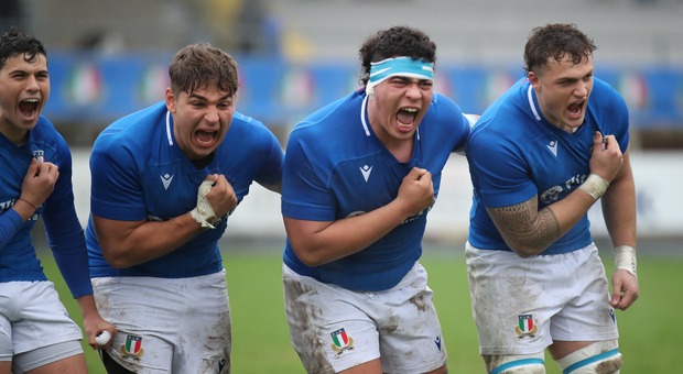 Gli Azzurrini durante l'inno del match Italia-Francia Under 20 a Viadana (Foto Fir-Rugby Viadana)
