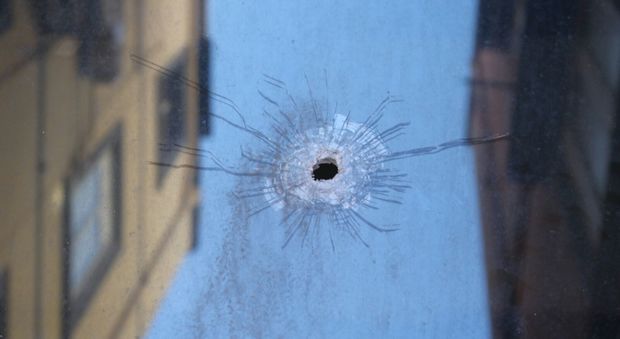 Napoli, ancora spari: 11 bossoli in strada. Vetrina rotta, colpito balcone | Video e foto
