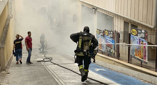 Roma, incendio ai magazzini Maury's alla Balduina: clienti in fuga, paralisi in strada