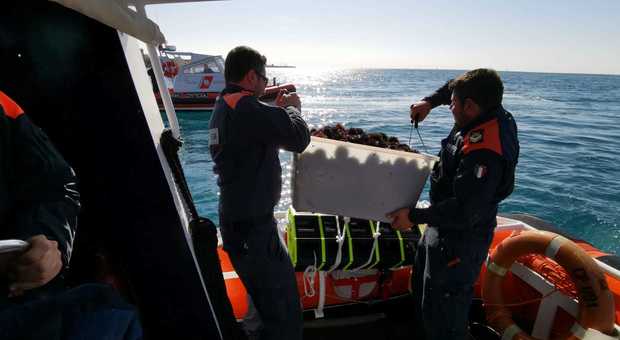 Gli uomini della Guardia costiera gettano in mare circa 1200 ricci ancora vivi