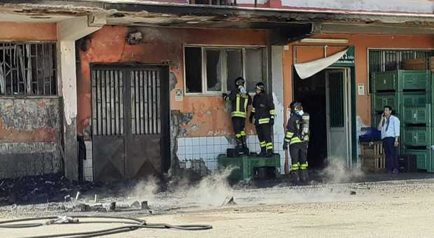 Incendio nel mercato ortofrutticolo, indagano i carabinieri