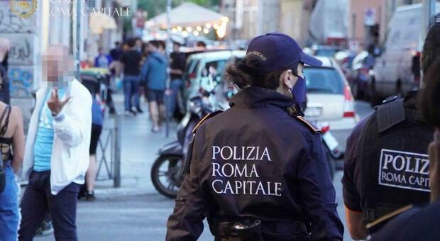 Roma, polizia locale interviene per disperdere assembramenti a San Lorenzo e viene accerchiata: due giovani arrestati