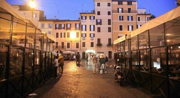 Roma, scoppia la "guerra dei dehors": residenti contro ristoratori e baristi per tavolini e strutture all'aperto riservate ai clienti