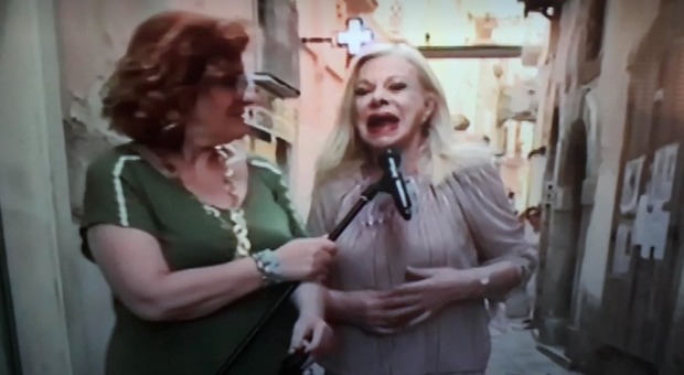 Sandra Milo, il gesto che spiazza tutti durante l'intervista a Vita in Diretta. Andrea Delogu allibita: «No!»