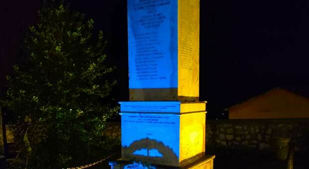 Ucraina e Arce, due comunità unite dagli stessi colori: il monumento della cittadina si illumina