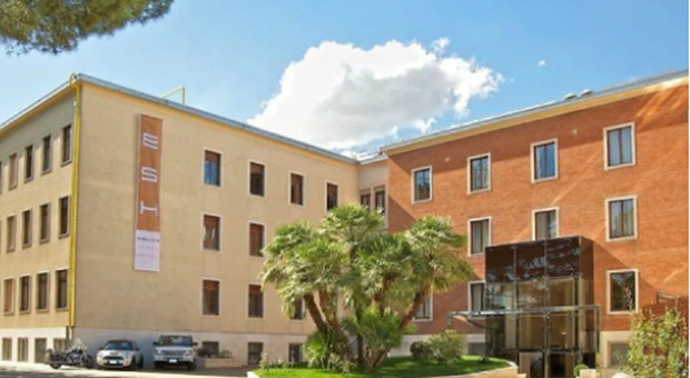 Roma, turista tedesca morta in una stanza d'albergo sull'Aurelia: il corpo al Gemelli per esami