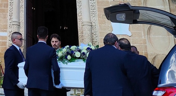 Bara bianca e il rombo delle moto per i funerali di Guadadiello, assassinato davanti alla porta di casa