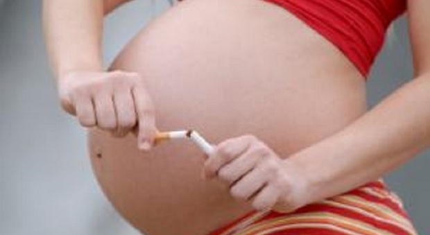 Le adolescenti incinte fumano di proposito in gravidanza: motivo choc