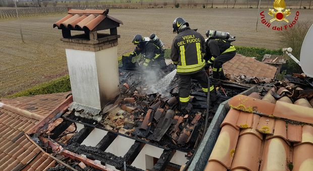 Il tetto a fuoco in una casa di Chions
