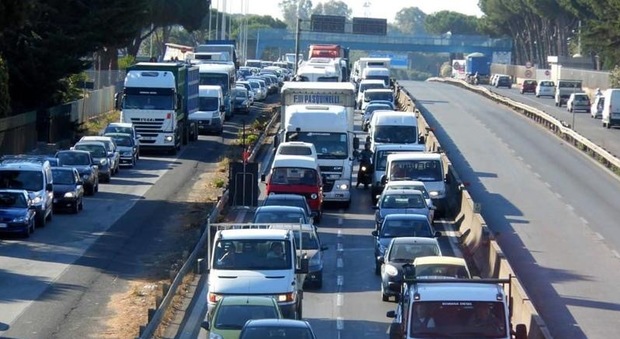 Auto si schianta contro lo spartitraffico in via Ostiense: traffico bloccato per due ore