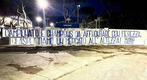 Lazio, striscione dei tifosi alla società: vogliono una squadra competitiva