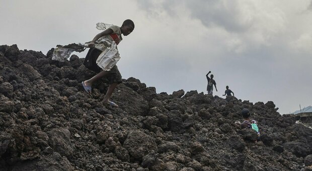 Congo, l'eruzione del vulcano spaventa. L'allarme: «Bambini rischiano la separazione dai genitori»