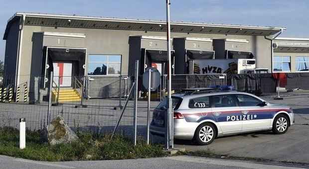 Austria, scomparsi i tre bimbi ritrovati a bordo di un camion in Austria insieme ad altri profughi