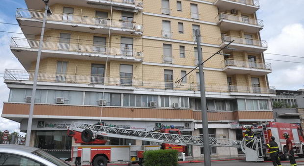 Incendio all'ultimo piano, terrore nel condominio: evacuato l'intero palazzo