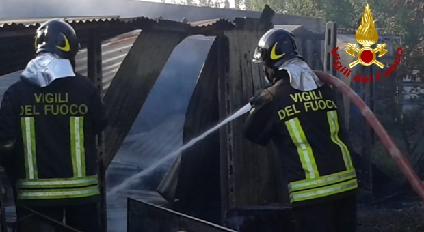 Rogo distrugge una legnaia: intervenute due squadre di pompieri