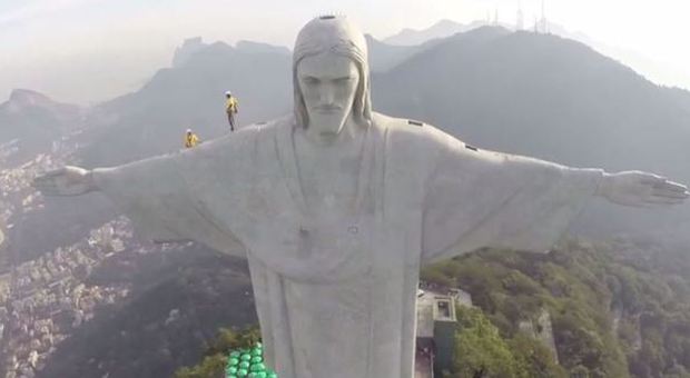 Operai sul Cristo Redentore di Rio: il restauro è da brivido VIDEO