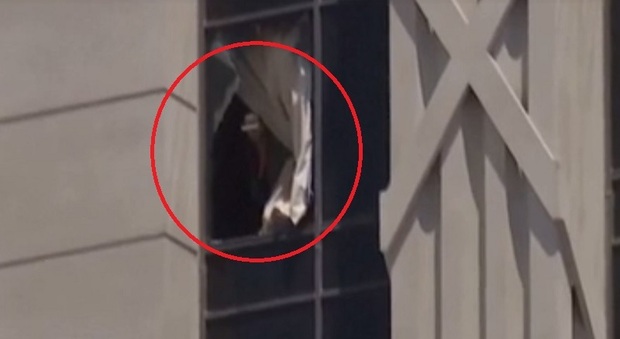 Uomo si barrica in un hotel e prende una donna in ostaggio: dalla finestra finestra lancia oggetti nella piscina