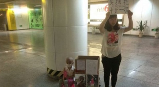 Giovane mamma vende abbracci per salvare la figlia di 4 anni: «Ha la leucemia»