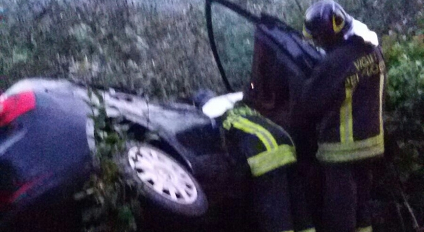 Fuori strada, l'auto rimane in bilico pompieri salvano giovane di Cismon 26enne ferita ricoverata in ospedale