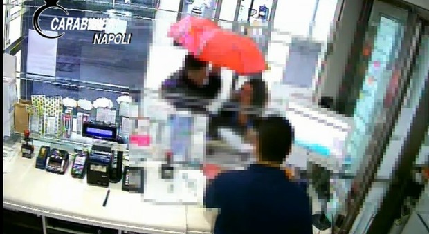Napoli, rapina in 26 secondi la cliente della farmacia | Video