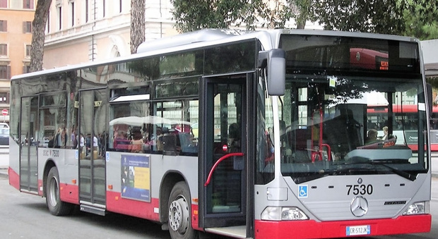 Roma, scippo sull'autobus: ruba il cellulare a una ragazza e tenta la fuga