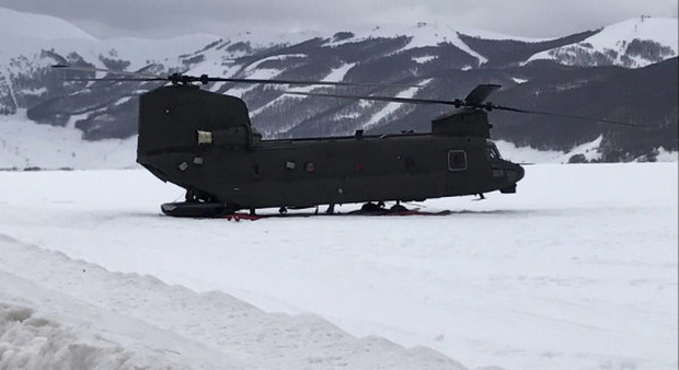 Un CH47 dell'Esercito recupera il relitto dell'elicottero del 118 precipitato a Campo Felice
