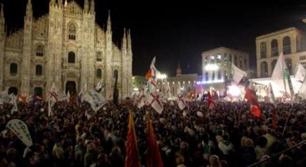 Lega, 40mila in piazza contro i migranti. Salvini: stop a Schengen