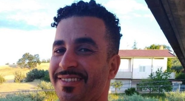 Hicham Zaki. Operaio muore a 35 anni: infarto nel bagno del cantiere. Lascia due bambini