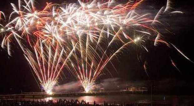 Nuovi spettacolari fuochi d’artificio per il suggestivo "incendio del mare”