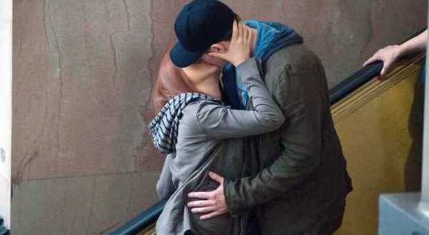 Il bacio tra Scarlett Johansson e Chris Evans sul set (Olycom)