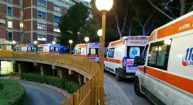 Covid, le ambulanze in fila davanti al pronto soccorso. La foto simbolo di un medico: «Siamo al collasso»