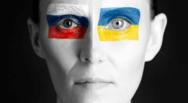 Modelle ucraine e russe unite insieme per la pace: “Addio alle armi” è il nuovo calendario da dodici scatti per dire «no alla guerra»