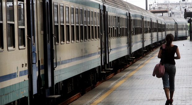 Ragazzina violentata nel treno in galleria davanti ai passeggeri