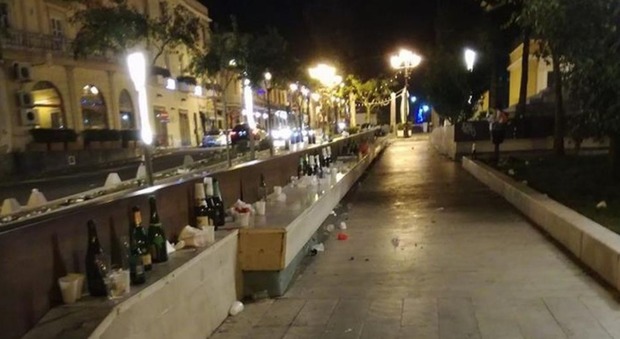 Natale all'insegna dell'inciviltà ad Angri: piazza Doria trasformata in discarica