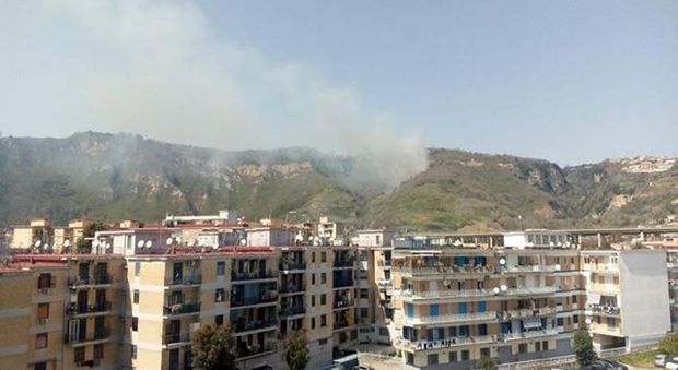 Napoli, brucia la collina dei Camaldoli: vasto rogo e vigili del fuoco in azione