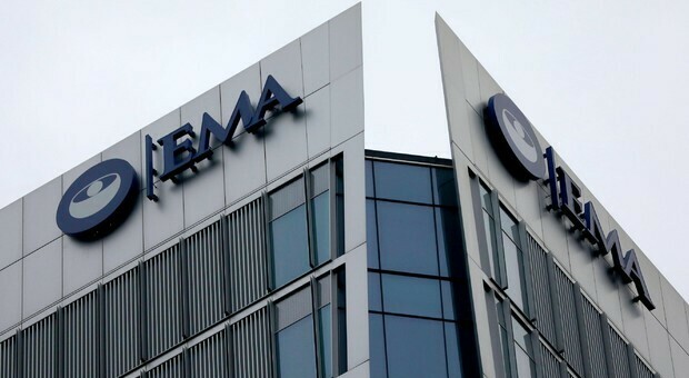 AstraZeneca, Ema: «Contro le varianti accorciare tempi seconda dose». E sul mix vaccini: «Decidono gli Stati»