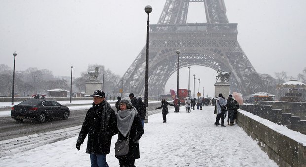 Parigi, nevicata senza tregua: allarme per 128 ragazzini immigrati all'addiaccio