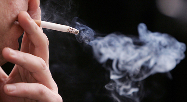 Nel mondo meno fumatori, ma in Italia sono in aumento