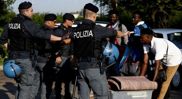 Roma, via al primo sgombero dell'era Salvini: tensione a Tor Cervara