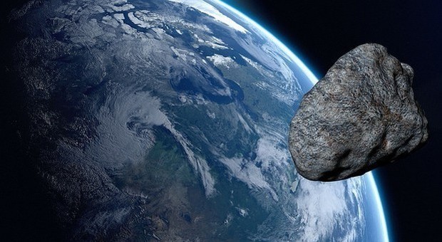 Un asteroide sta per "sfiorare" la Terra: grande come un bus, viaggia a 30mila km/h