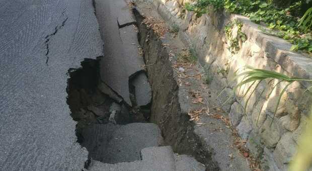 Napoli, strada sprofonda a Marechiaro. L'ira dei residenti: «Sarà il caos»