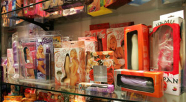 Sexy shop sgraditi ​nel centro cittadino Incentivi per ciabattini e ricamatrici