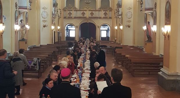 Pranzo con i poveri a Cassino, Il Papa benedice la tavolata di 150 ospiti