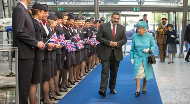 Regina Elisabetta morta, l'annuncio in volo sulla British Airways: le hostess scoppiano a piangere