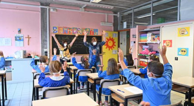 «Chi non salta juventino è...»: la maestra (tifosa del Napoli) fa cantare il coro ai bambini, il video pubblicato su WhatsApp. È bufera