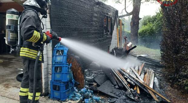 Filottrano, incendio nel capanno vicino alla casa: le fiamme sono partite dall'esterno