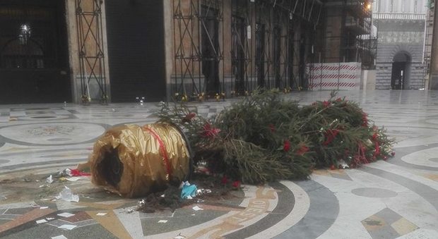 Non c'è pace per l'albero di Natale in Galleria